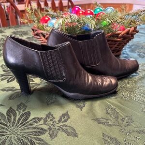 AEROSOLES Black Heeled Ankle Boots Size 7.5